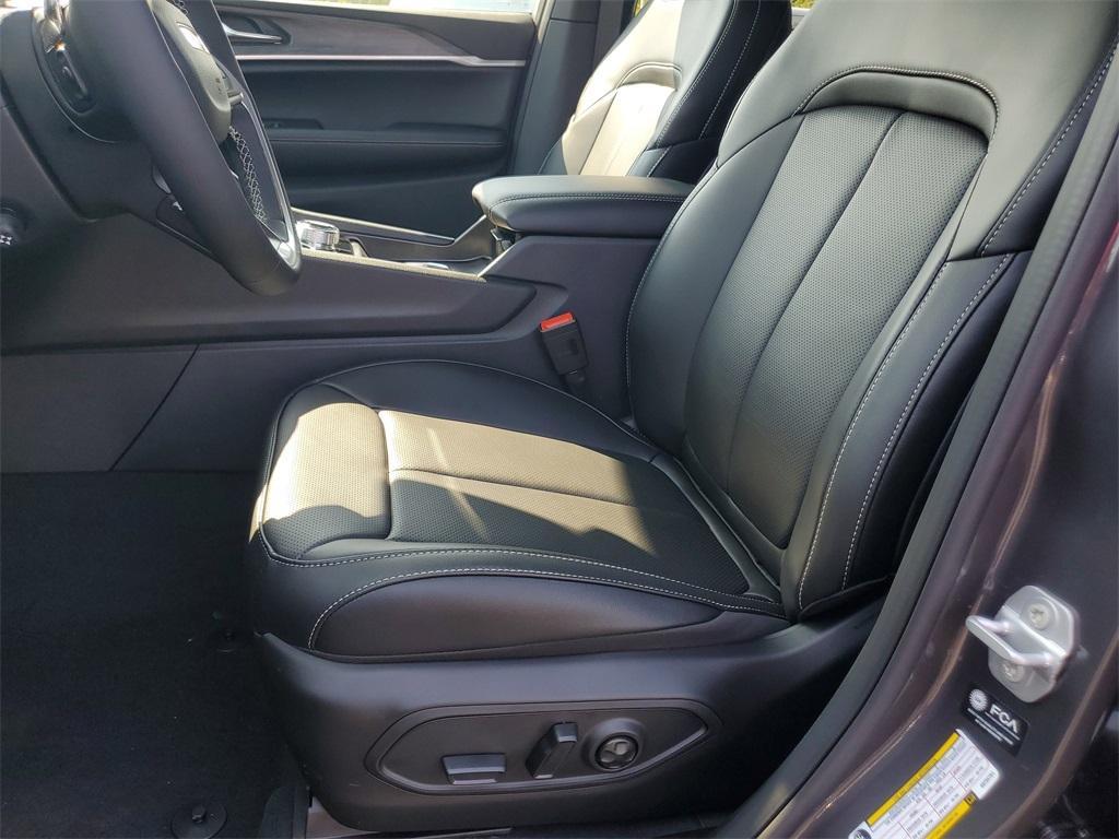 new 2025 Jeep Grand Cherokee car, priced at $49,494