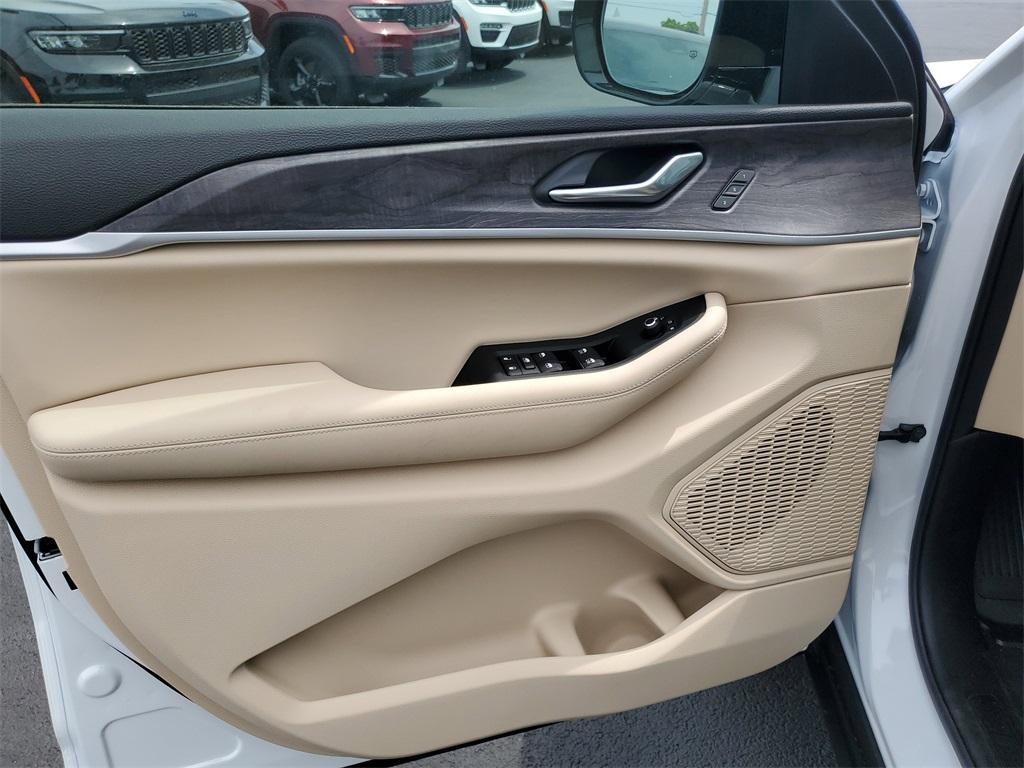 new 2025 Jeep Grand Cherokee car, priced at $41,522