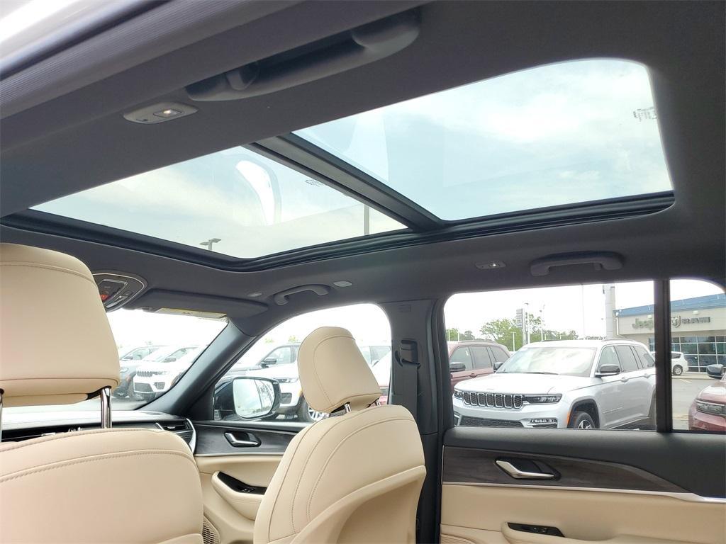 new 2025 Jeep Grand Cherokee car, priced at $41,522
