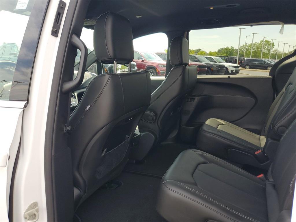 new 2025 Chrysler Pacifica car, priced at $40,122