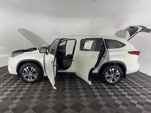 used 2023 Toyota Highlander Hybrid car, priced at $40,000