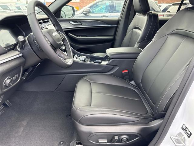 new 2025 Jeep Grand Cherokee car, priced at $45,548