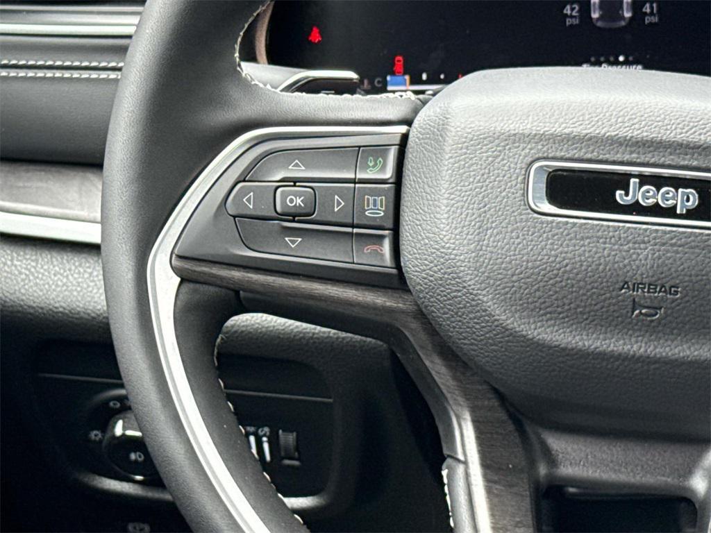 new 2025 Jeep Grand Cherokee car, priced at $33,695