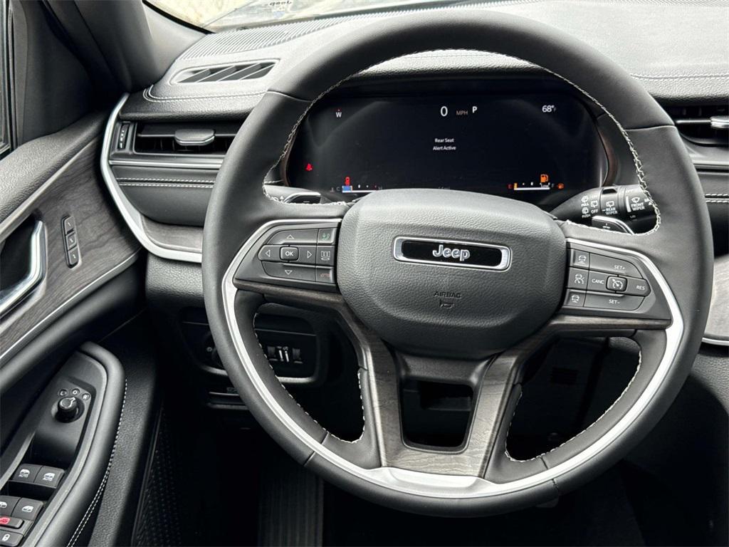 new 2025 Jeep Grand Cherokee car, priced at $33,695