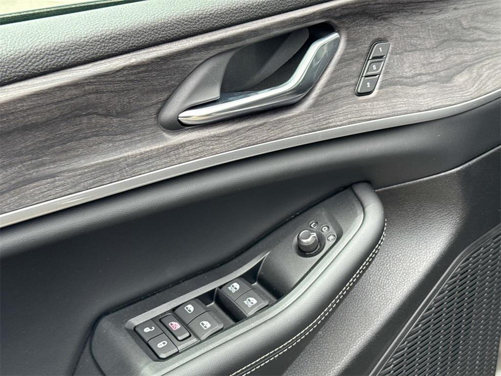 new 2025 Jeep Grand Cherokee car, priced at $33,695