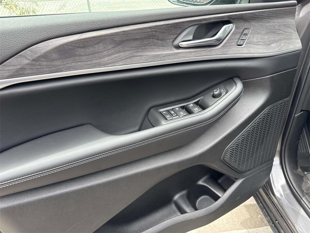 new 2025 Jeep Grand Cherokee car, priced at $33,695