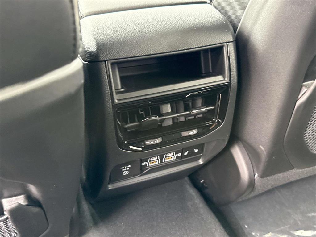 new 2025 Jeep Grand Cherokee car, priced at $33,695