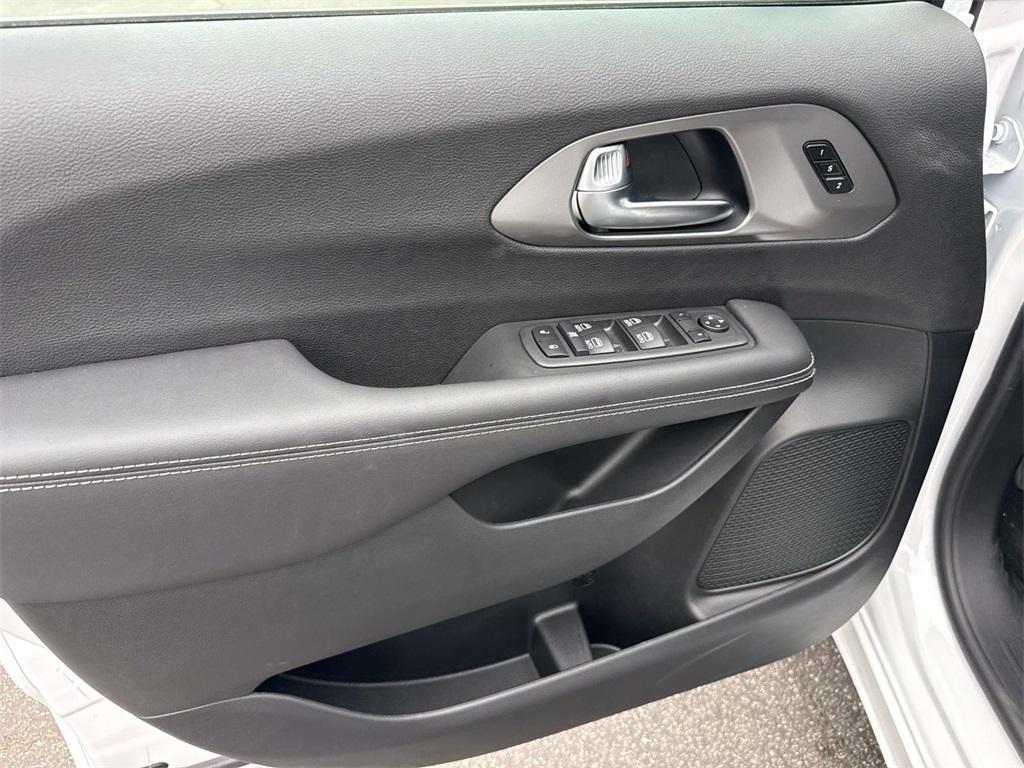 new 2026 Chrysler Pacifica car, priced at $39,653