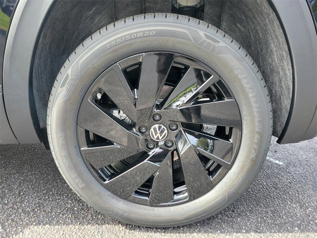 new 2026 Volkswagen Atlas Cross Sport car, priced at $43,574