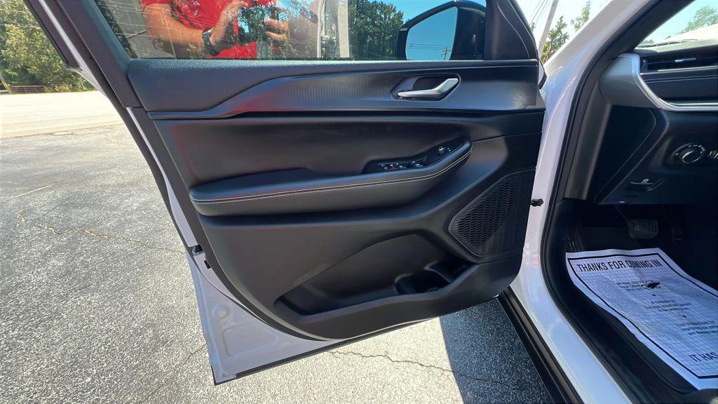 used 2023 Jeep Grand Cherokee car, priced at $34,980