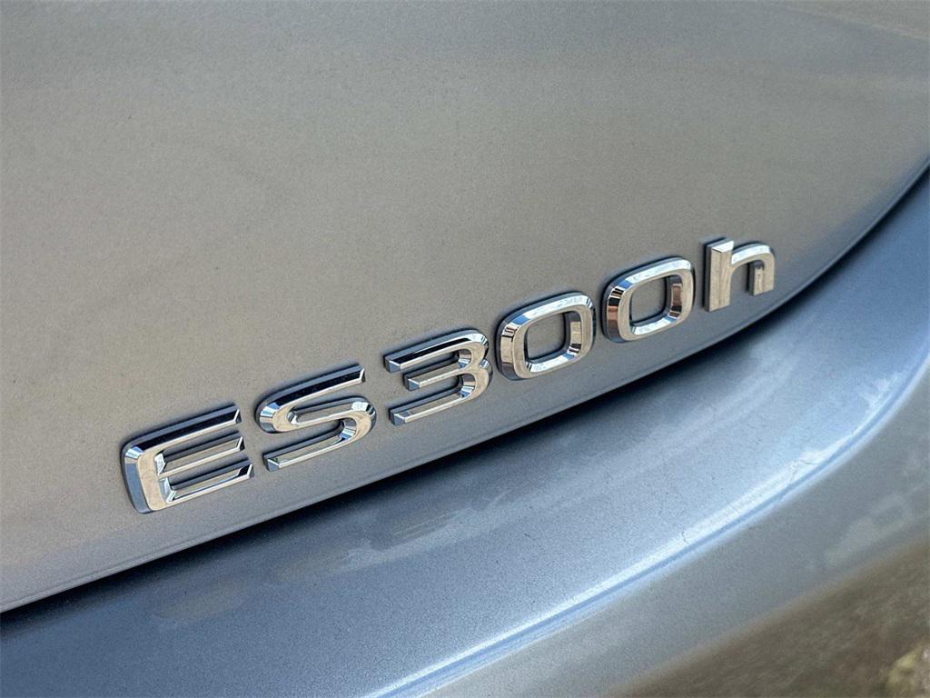 new 2025 Lexus ES 300h car