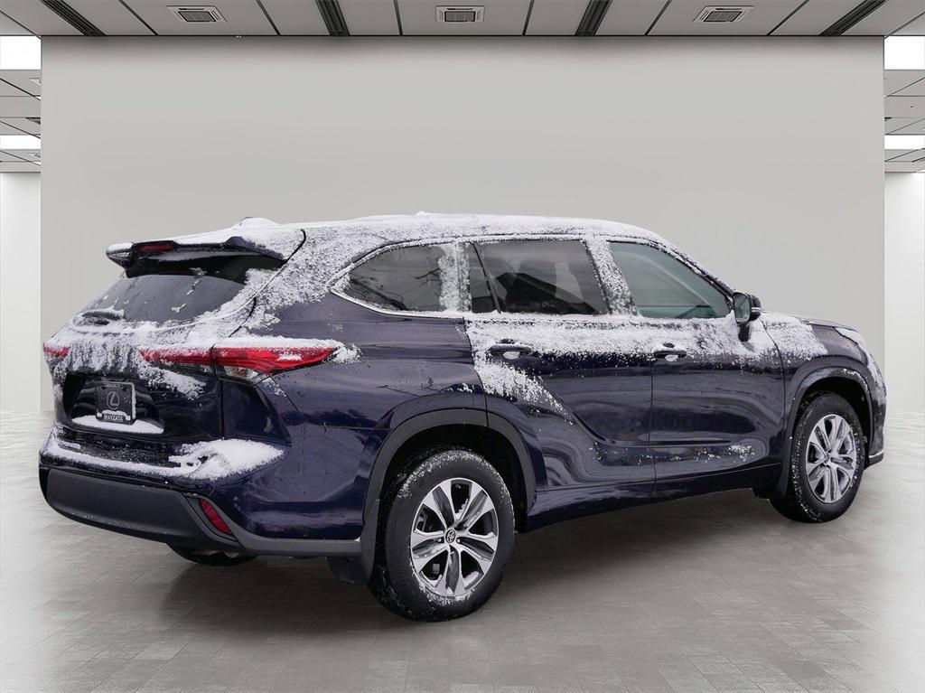 used 2022 Toyota Highlander car, priced at $35,999