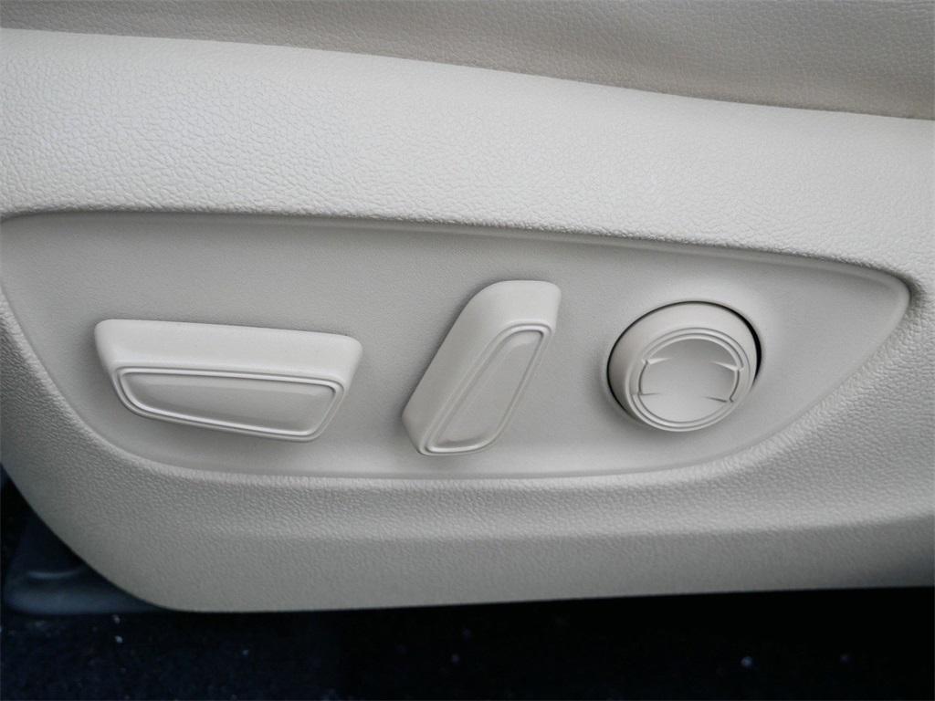 used 2022 Toyota Highlander car, priced at $35,999