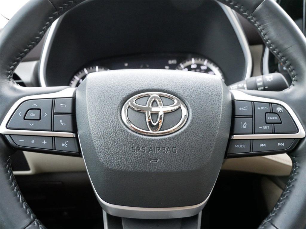 used 2022 Toyota Highlander car, priced at $35,999