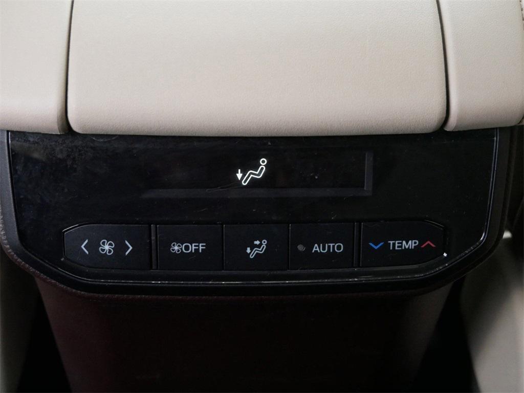 used 2022 Toyota Highlander car, priced at $35,999