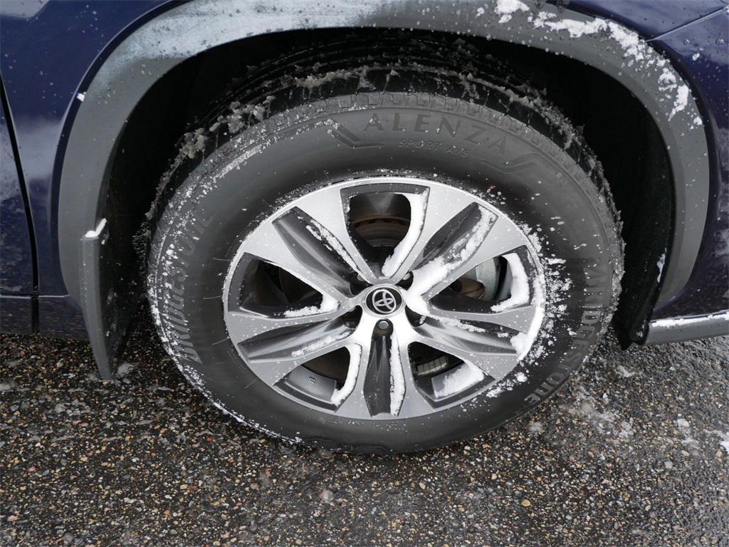 used 2022 Toyota Highlander car, priced at $35,999