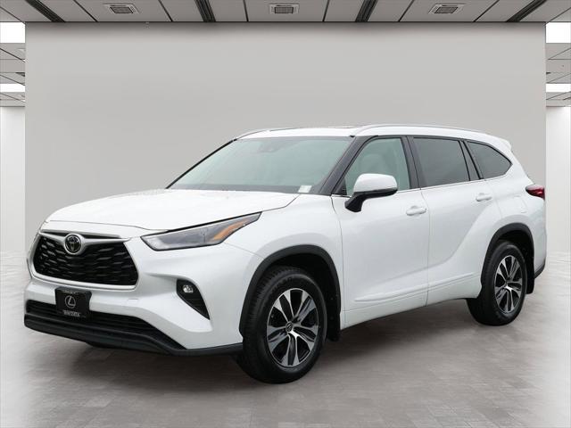 used 2022 Toyota Highlander car, priced at $39,499