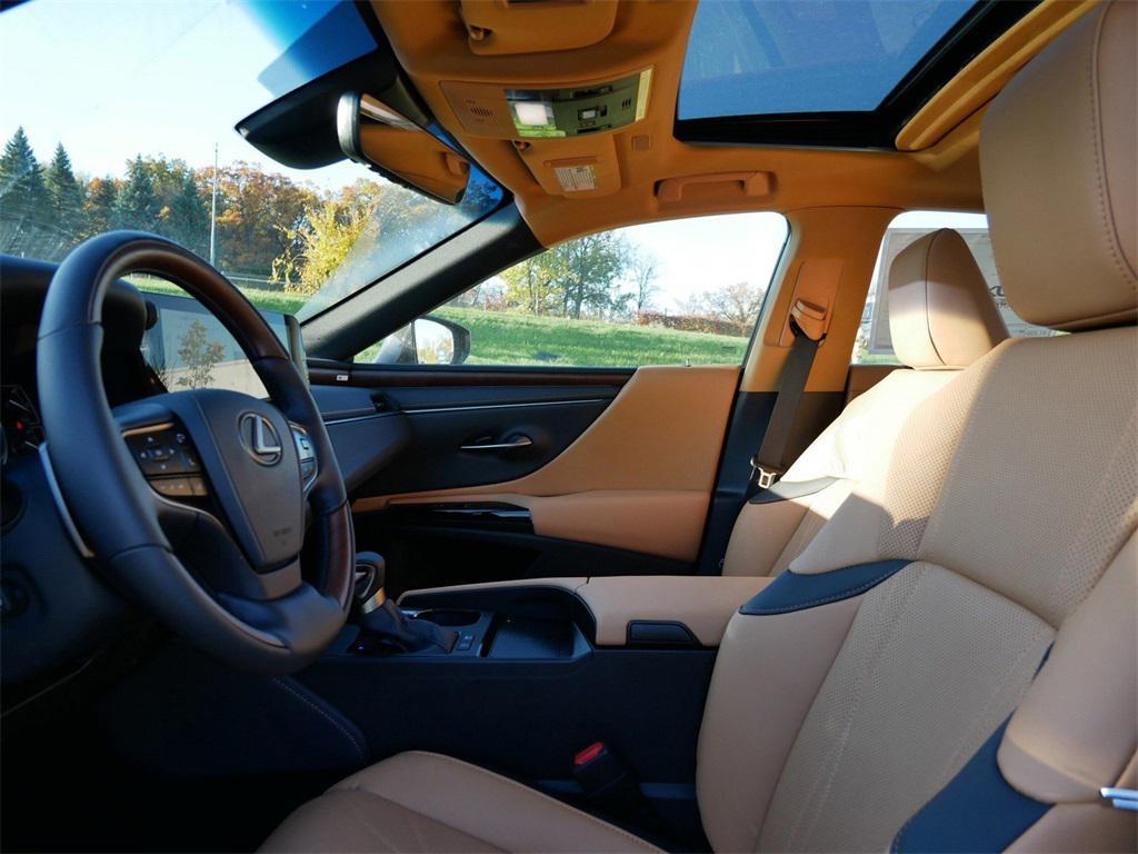 new 2025 Lexus ES 300h car, priced at $52,437