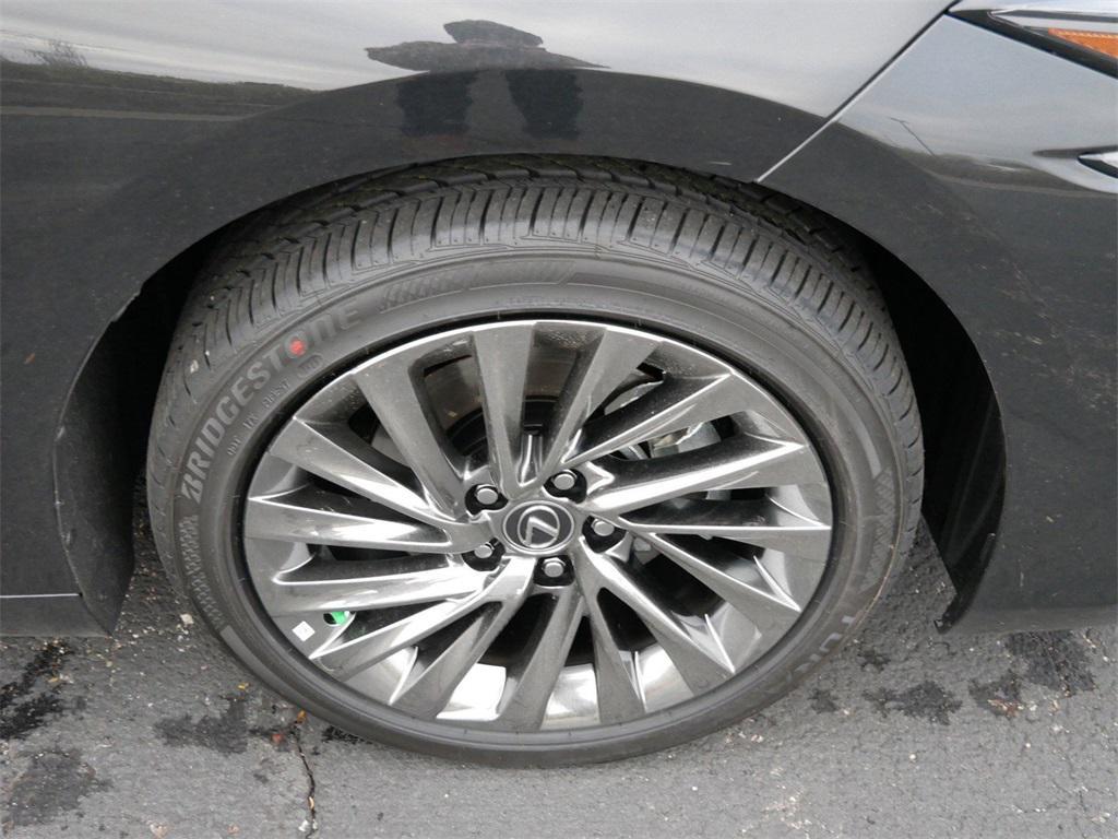 new 2025 Lexus ES 300h car, priced at $55,309