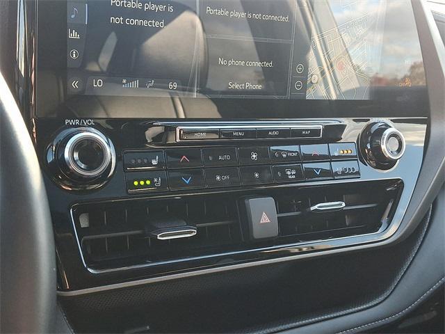 used 2022 Toyota Highlander car, priced at $35,284