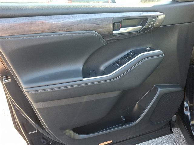 used 2022 Toyota Highlander car, priced at $35,284