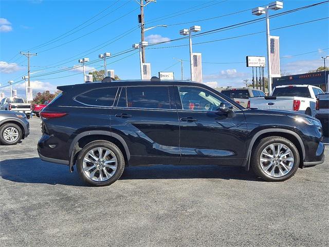 used 2022 Toyota Highlander car, priced at $35,284
