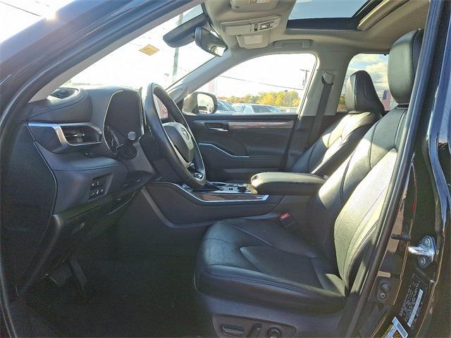 used 2022 Toyota Highlander car, priced at $35,284