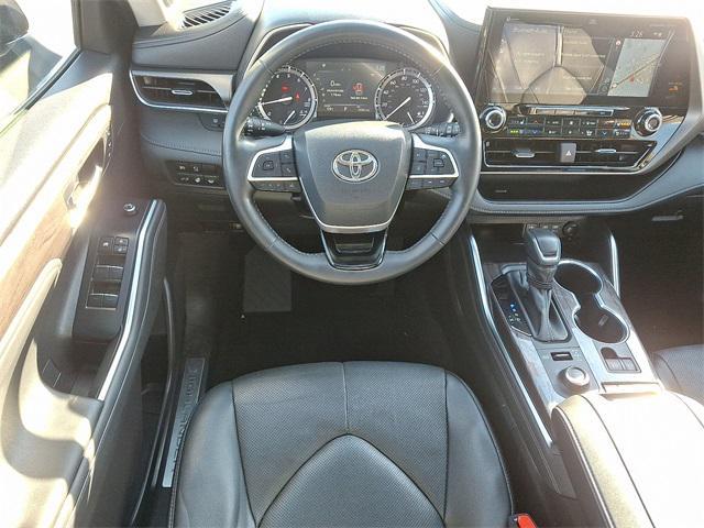 used 2022 Toyota Highlander car, priced at $35,284
