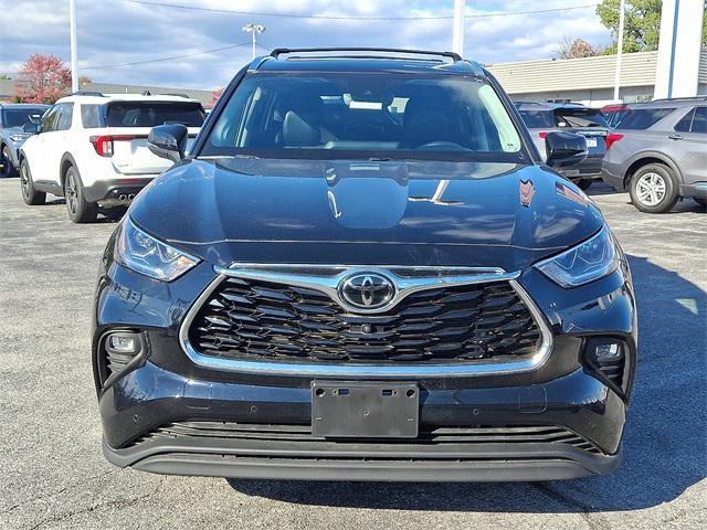 used 2022 Toyota Highlander car, priced at $35,284