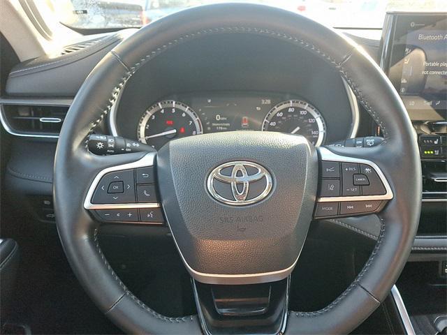 used 2022 Toyota Highlander car, priced at $35,284