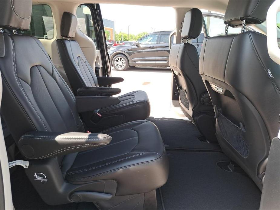 new 2024 Chrysler Pacifica car, priced at $39,124