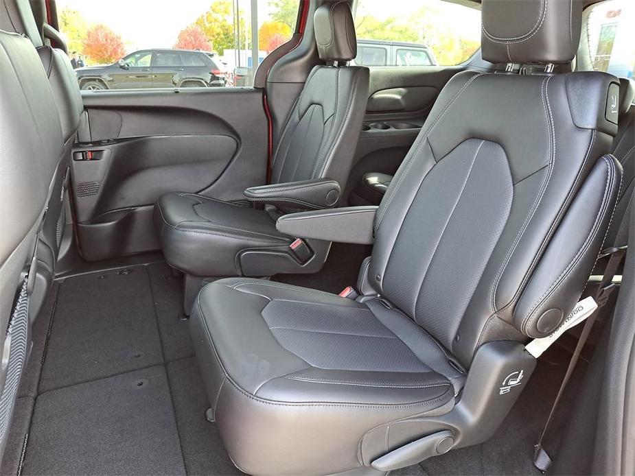 new 2025 Chrysler Pacifica car, priced at $45,635