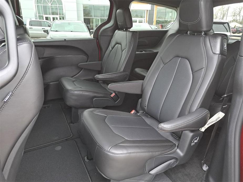 new 2025 Chrysler Pacifica car, priced at $45,635