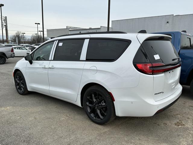 new 2024 Chrysler Pacifica car, priced at $44,240