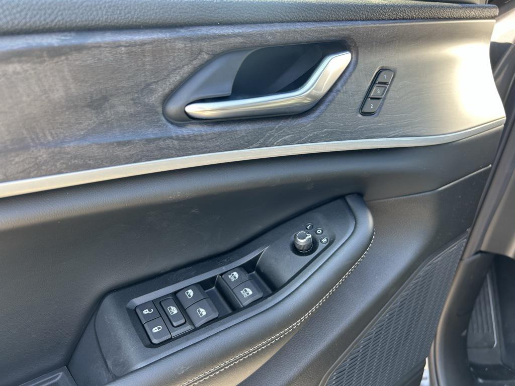 new 2025 Jeep Grand Cherokee car, priced at $43,235