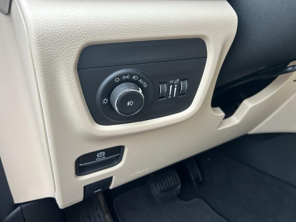 new 2025 Jeep Grand Cherokee car, priced at $40,005