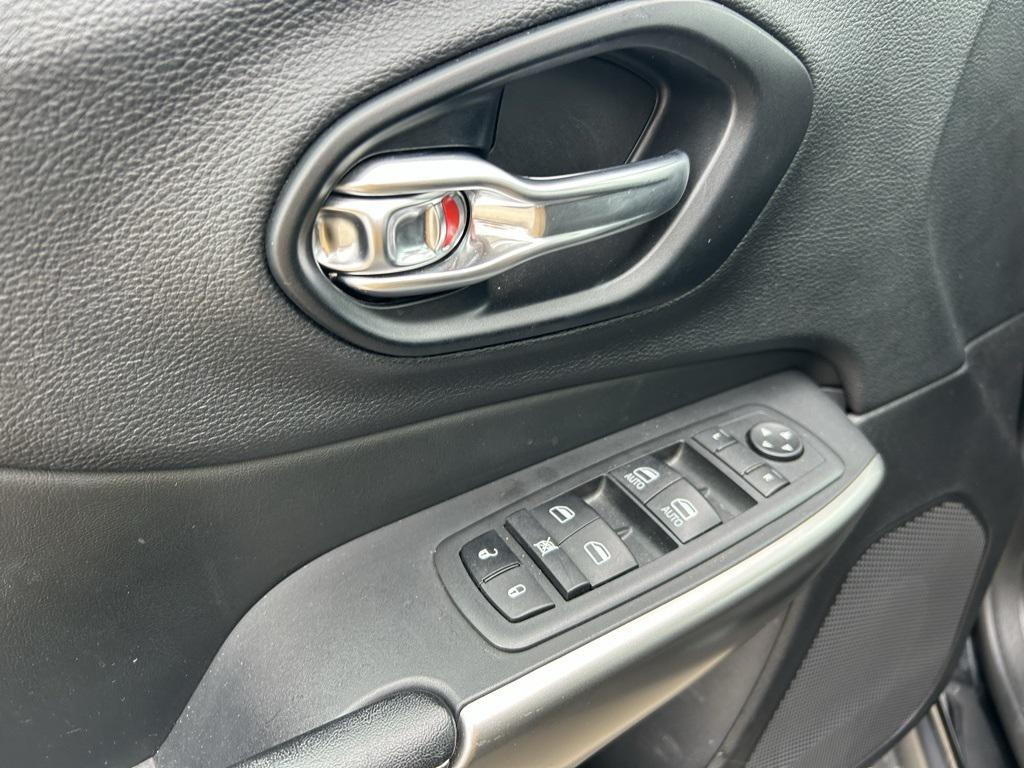 used 2021 Jeep Cherokee car, priced at $19,995