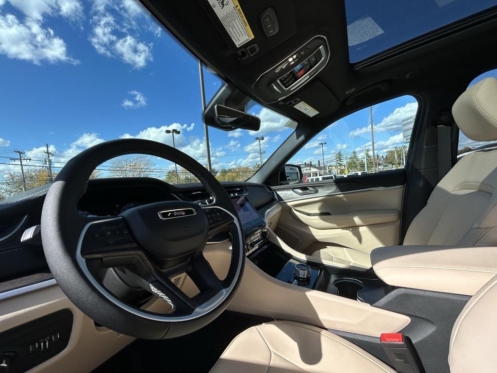 new 2025 Jeep Grand Cherokee car, priced at $40,005
