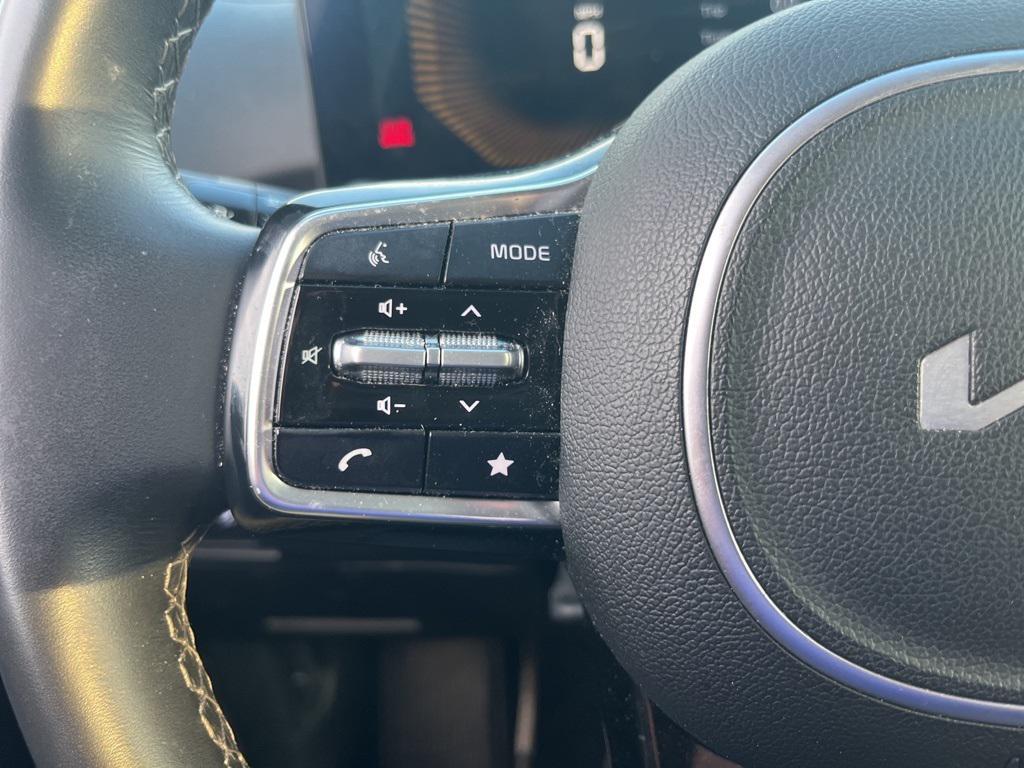 used 2024 Kia Sorento car, priced at $30,894