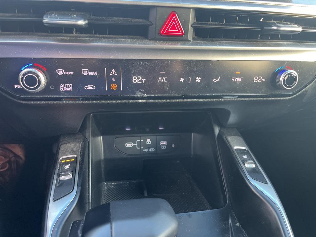 used 2024 Kia Sorento car, priced at $30,894