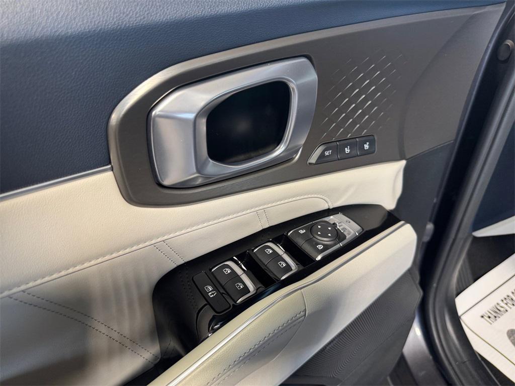used 2022 Kia Sorento Plug-In Hybrid car, priced at $30,946