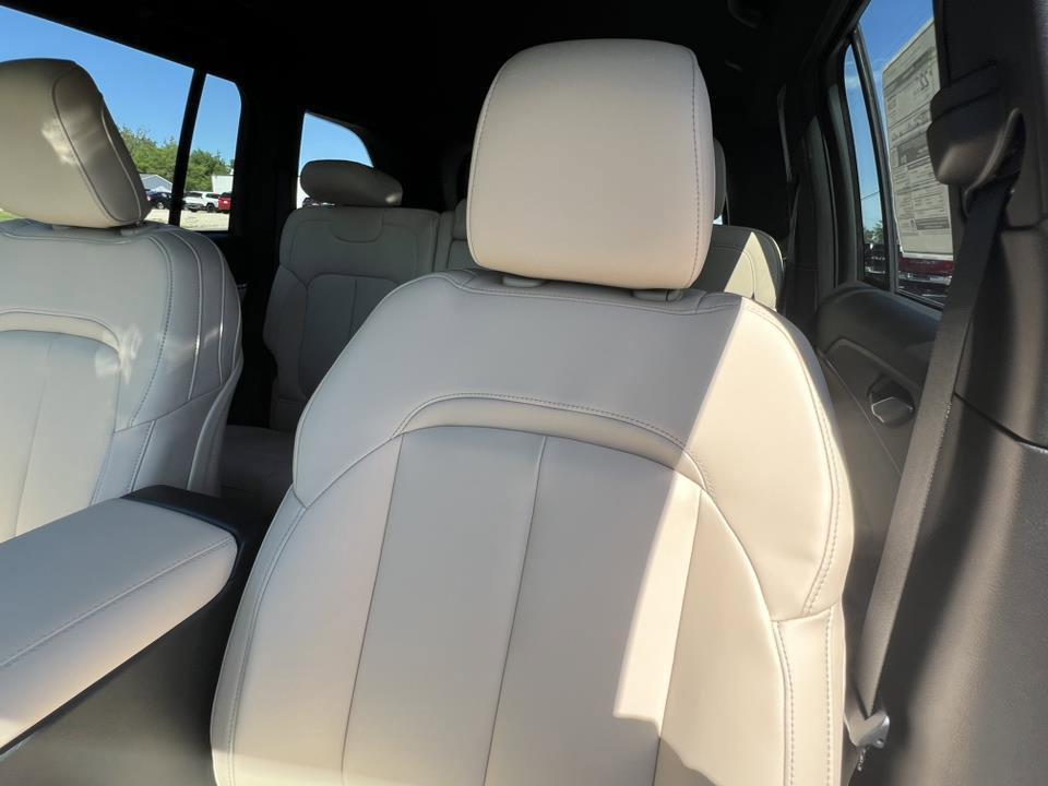 new 2025 Jeep Grand Cherokee car, priced at $44,006