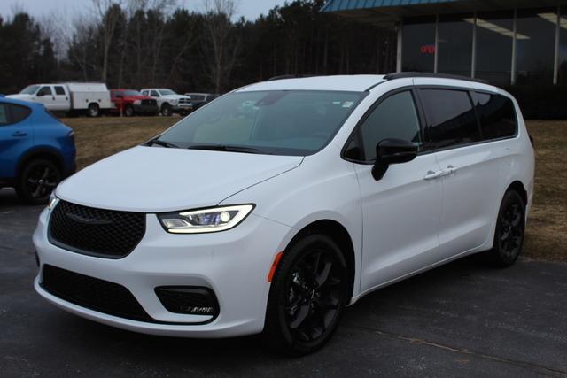 new 2024 Chrysler Pacifica car, priced at $39,828