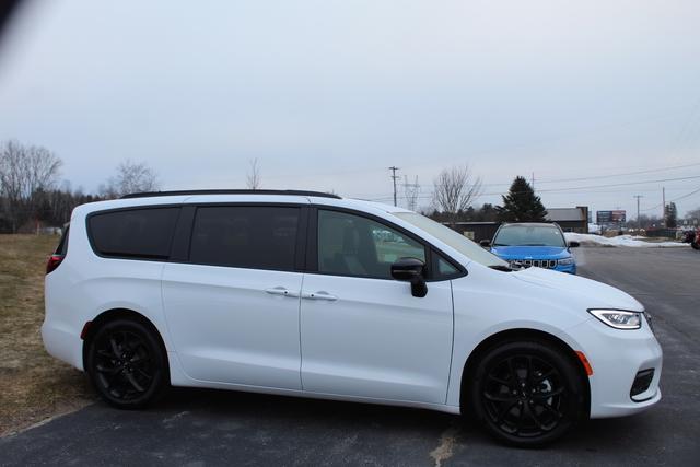 new 2024 Chrysler Pacifica car, priced at $39,828