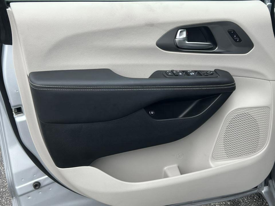 used 2022 Chrysler Pacifica Hybrid car, priced at $26,990