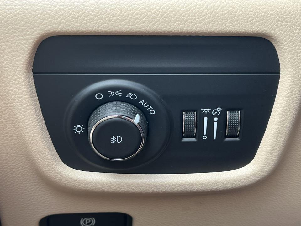 new 2025 Jeep Grand Cherokee car, priced at $48,290