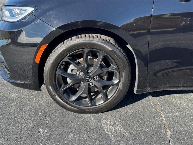 used 2025 Chrysler Pacifica car, priced at $39,900