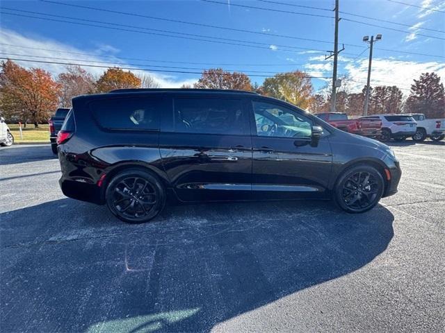 used 2025 Chrysler Pacifica car, priced at $39,900