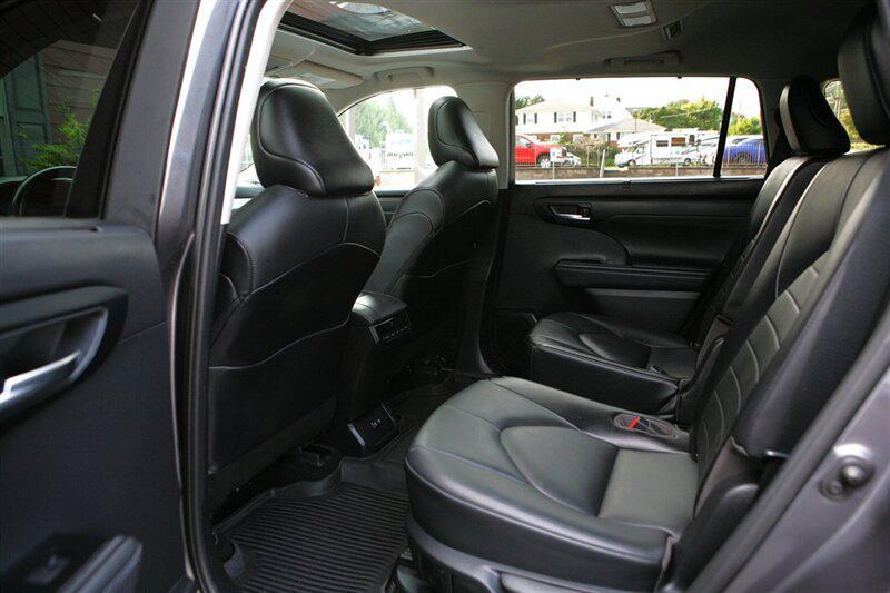 used 2021 Toyota Highlander Hybrid car, priced at $31,500