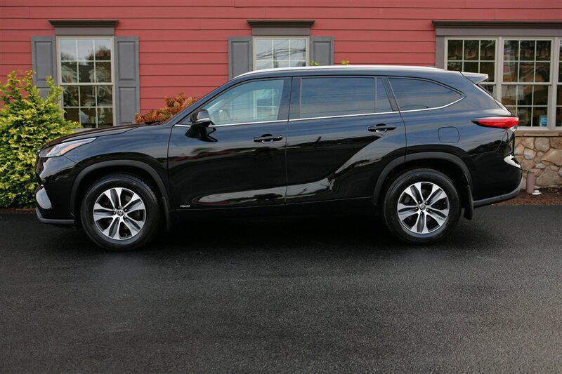 used 2022 Toyota Highlander car, priced at $37,900